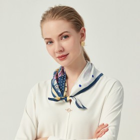 Petit Foulard en Soie pour Femme ★ Rêves de Papillons et Parfums en violet