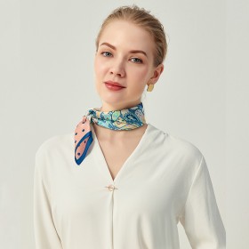 Petit Foulard en Soie pour Femme ★ Rêves de Papillons et Parfums dans la Couleur Ciboulette Claire et Douce