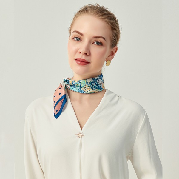 Petit Foulard en Soie pour Femme ★ Rêves de Papillons et Parfums - Couleur émeraude pâle et délicate