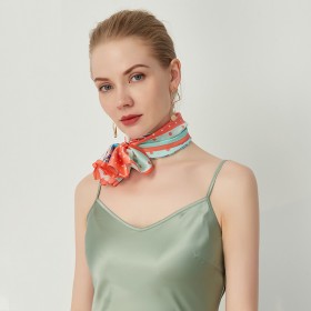 Petit Foulard en Soie pour Femme ★ Rêves de Papillons et Parfums dans la Couleur Rose Damascène Claire