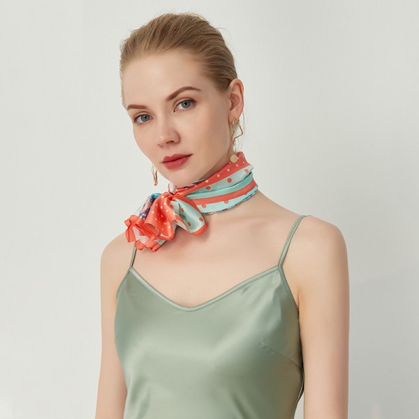 Petit Foulard en Soie pour Femme ★ Rêves de Papillons et Parfums dans la Couleur Rose Damascène Claire
