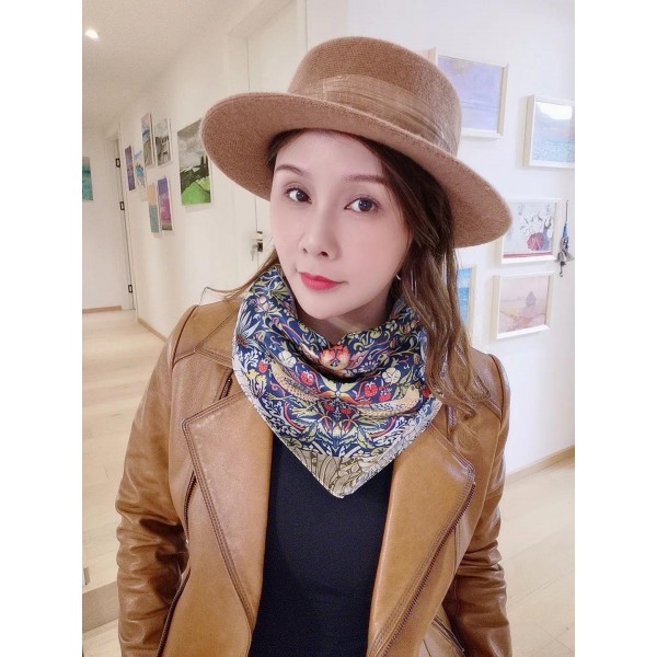 Petit Foulard en Soie pour Femme ★ Rêves de Fleurs et Silhouettes