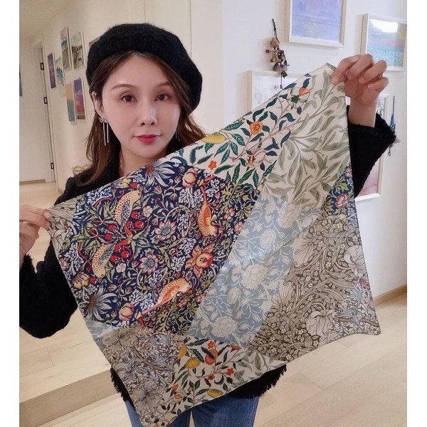 Petit Foulard en Soie pour Femme ★ Rêves de Fleurs et Silhouettes