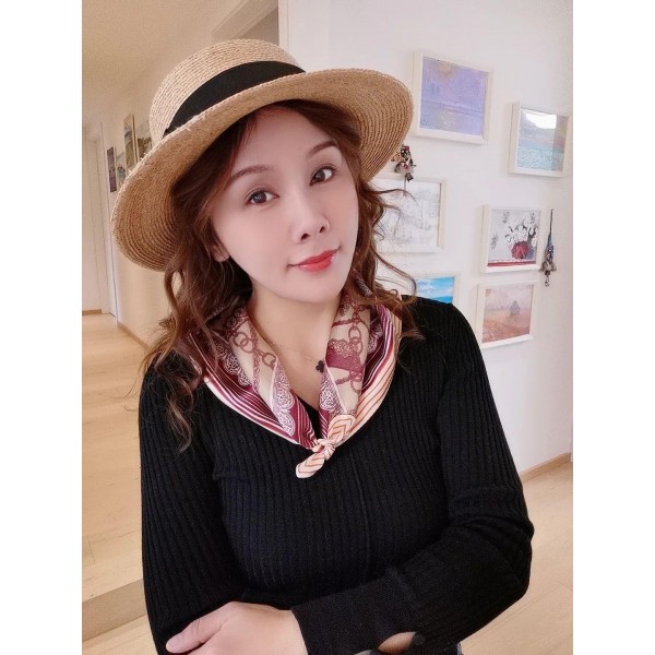 Petit Foulard en Soie pour Femme ★ Élégance des Boucles Brodées