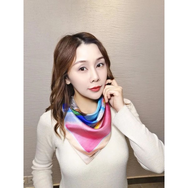 Petit Foulard en Soie pour Femme ★ Montagnes Colorées et Paysage Élégant