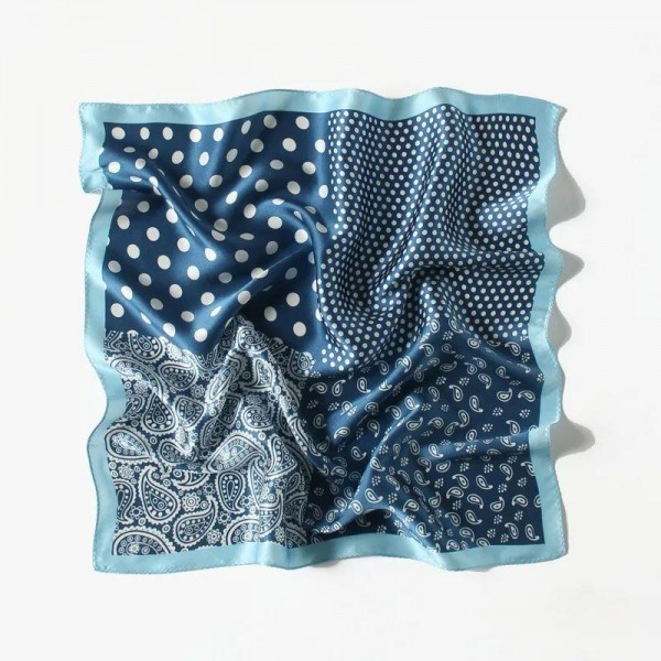 Petit Foulard en Soie pour Femme ★ Assemblage de Motifs Indigo