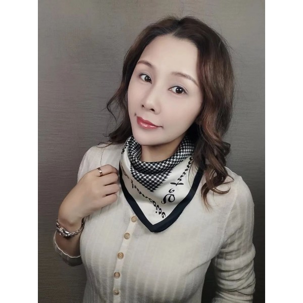 Petit Foulard en Soie pour Femme ★ Carreaux & Lettres