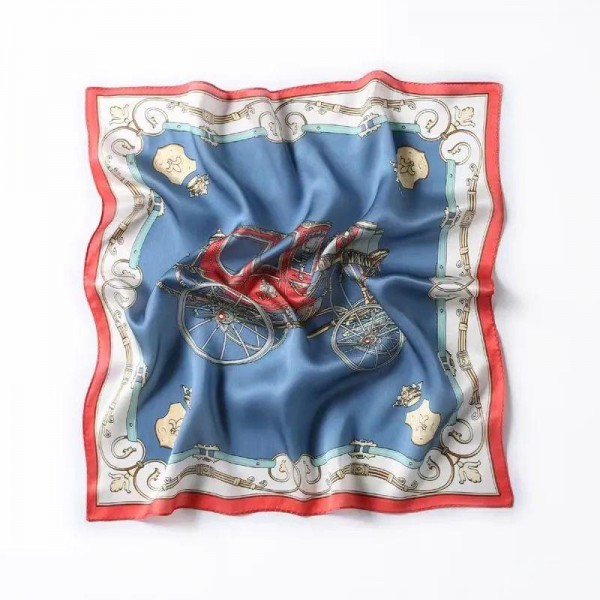 Petit Foulard en Soie pour Femme ★ Ombre Élégante sur Satin Bleu