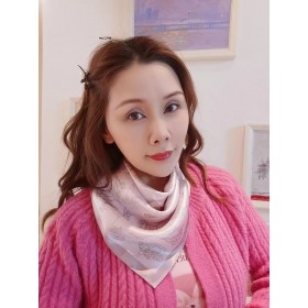 Petit Foulard en Soie pour Femme ★ Fleurs Dessinées au Ligne sur Fond Rose Clair
