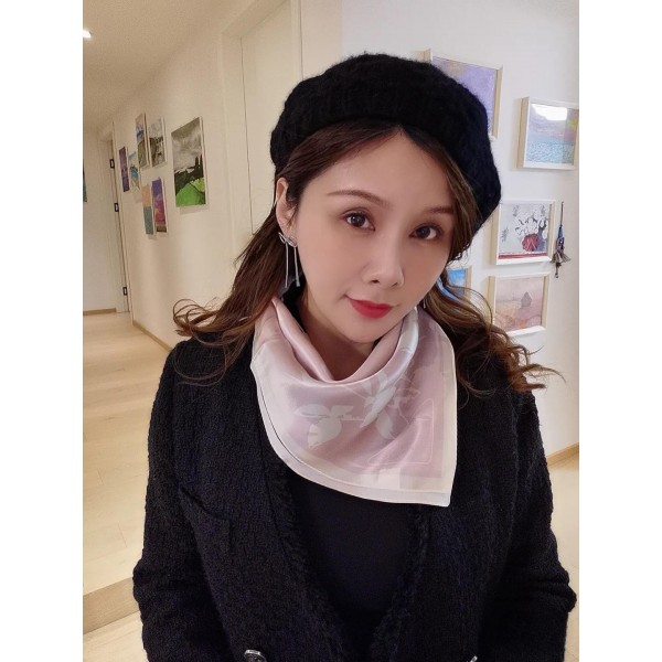 Petit Foulard en Soie pour Femme ★ Impression Fleurie et Contraste Rose - Noir