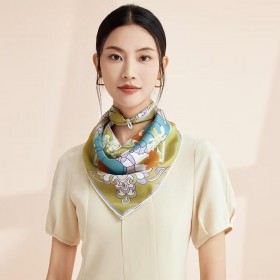 Petit Foulard en Soie pour Femme ★ Chuchotement Parfumé du Thé aux tons rose et bleu