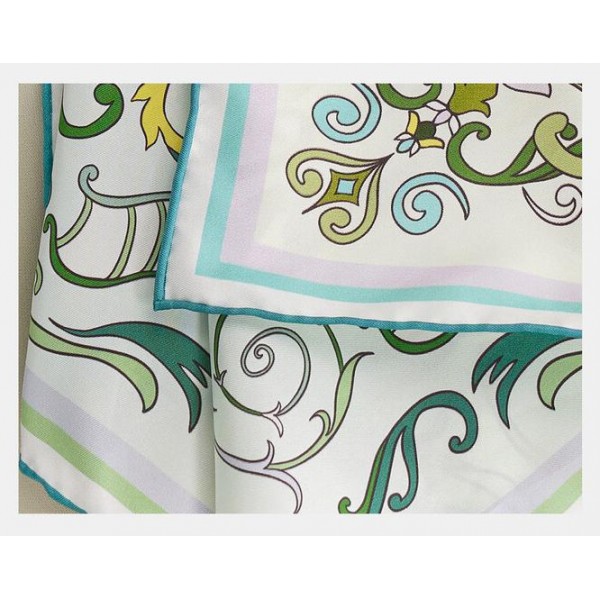 Petit Foulard en Soie pour Femme ★ Ballade de Muguet dans la gamme de vert et d’orange