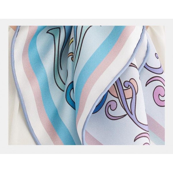 Petit Foulard en Soie pour Femme ★ Ballade de Muguet dans la gamme de vert et de violet