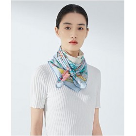 Foulard en soie pour femme ★ Promenade des Dames aux Fleurs Éternelles aux tons vermillon clair et bleu clair