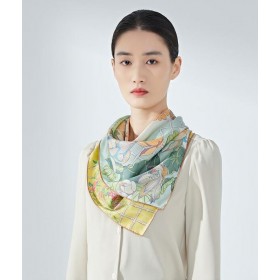 Foulard en soie pour femme ★ Promenade des Dames aux Fleurs Éternelles au ton jaune-vert