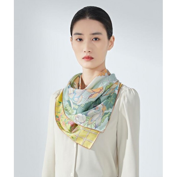 Foulard en soie pour femme ★ Promenade des Dames aux Fleurs Éternelles au ton jaune-vert