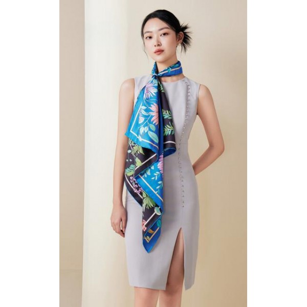 Foulard en soie pour femme ★ L'Éclat Évasif des Fleurs en bleu et noir