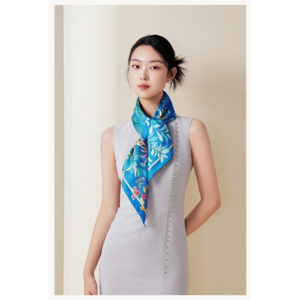Foulard en soie pour femme ★ L'Éclat Évasif des Fleurs en bleu et noir