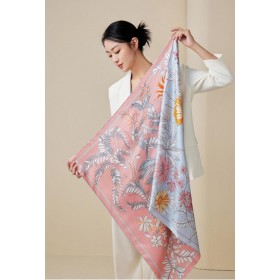 Foulard en soie pour femme ★ L'Éclat Évasif des Fleurs en bleu et rose