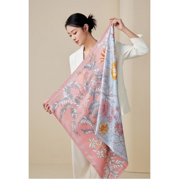Foulard en soie pour femme ★ L'Éclat Évasif des Fleurs en bleu et rose
