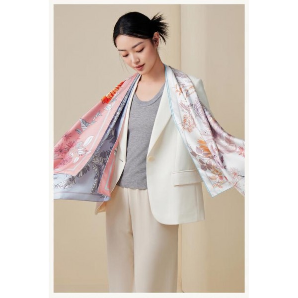 Foulard en soie pour femme ★ L'Éclat Évasif des Fleurs en bleu et rose
