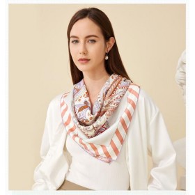 Foulard en soie pour femme ★ Le Jardin de Léa en rose-violet
