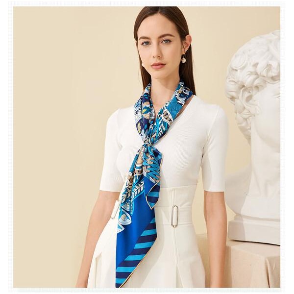 Foulard en soie pour femme ★ Le Jardin de Léa en bleu