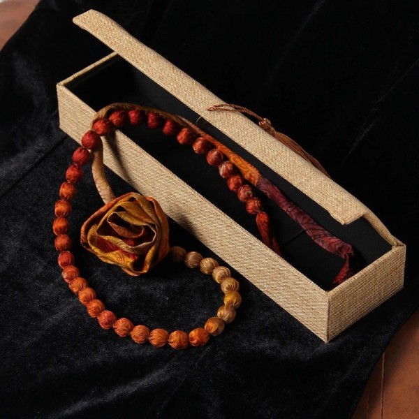 Collier Bodhi en soie raffinée et élégante