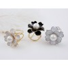 Boucle de foulard à trois anneaux en forme de fleur de camélia minimaliste en or 14K avec émail blanc
