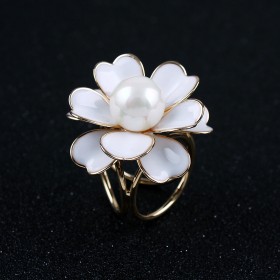 Boucle de foulard à trois anneaux en forme de fleur de camélia minimaliste en or 14K avec émail blanc
