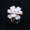 Boucle de foulard à trois anneaux en forme de fleur de camélia minimaliste en or 14K avec émail blanc