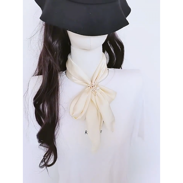 Boucle de foulard à trois anneaux en or champagne avec motif de petite marguerite blanche