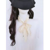 Boucle de foulard à trois anneaux en or champagne avec motif de petite marguerite blanche