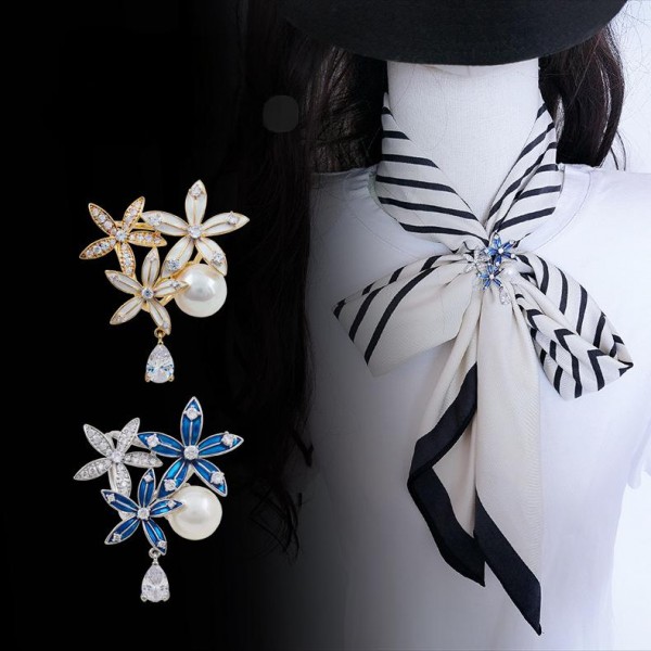 Boucle de foulard à trois anneaux en or champagne avec motif de petite marguerite blanche