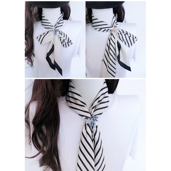 Boucle de foulard à trois anneaux en or blanc avec motif de petite marguerite bleue