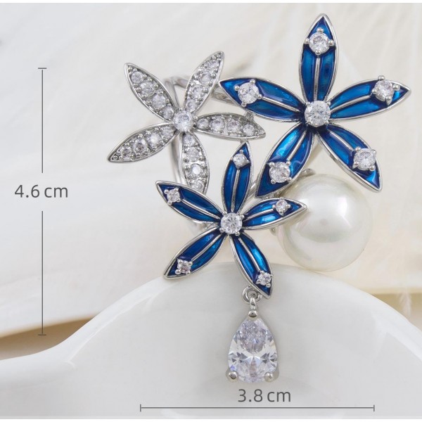 Boucle de foulard à trois anneaux en or blanc avec motif de petite marguerite bleue