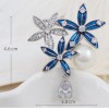 Boucle de foulard à trois anneaux en or blanc avec motif de petite marguerite bleue