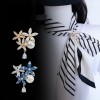 Boucle de foulard à trois anneaux en or blanc avec motif de petite marguerite bleue