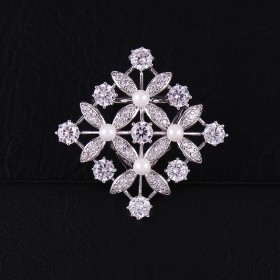 Boucle de foulard à trois anneaux en forme de carré personnalisé en or blanc avec zircons blancs