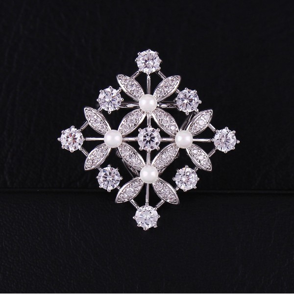 Boucle de foulard à trois anneaux en forme de carré personnalisé en or blanc avec zircons blancs