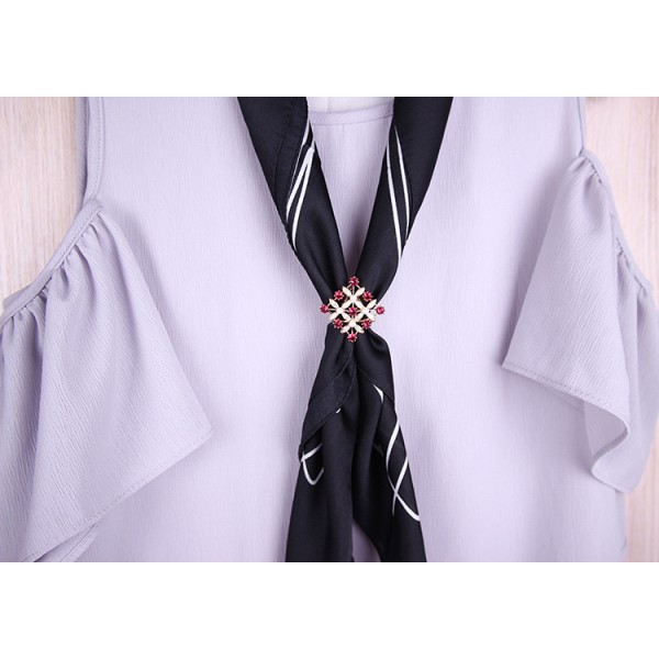 Boucle de foulard à trois anneaux en forme de carré personnalisé en or champagne avec zircons rouges