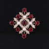 Boucle de foulard à trois anneaux en forme de carré personnalisé en or champagne avec zircons rouges
