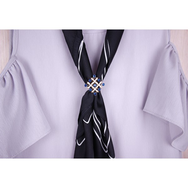Boucle de foulard à trois anneaux en forme de carré personnalisé en or champagne avec zircons bleus