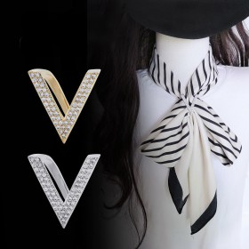 Attache-écharpe en forme de V minimaliste en or blanc